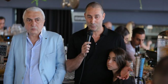 צילום טל אקוקה הרמת כוסית לפסח בן זקן
