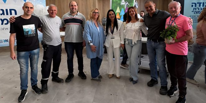 מימין: גמלאי אגן ומתנדב באסותא אשדוד מתי סולומון, מנהל תפעול אדמה אגן רוברט היתימנה, מנהלת רווחה ותקשורת פנים ארגונית בביה"ח מירי מור,  מנכ"לית ביה"ח ד"ר גלית קאופמן, מנהלת קשרי קהילה מפעלי הייצור באדמה ישראל אילנה סיסו, מנהל מפעל אדמה אגן יובל רונן ומתנדבי אדמה אגן דודו משולם וליאור עזריה.