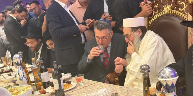 שר החוץ גדעון סער מקבל את ברכת הרב