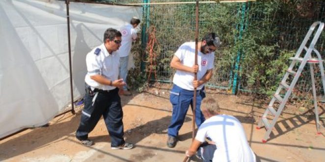בניית סוכה בתחנת מדא בנתניה - צילום דוברות מדא (2)