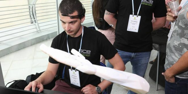 היד הביונית בפעולה---קרדיט המכללה להנדסה