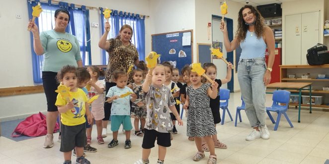 ורד-סנדורי-מדריכת-ריתמוזיקה-עם-מובילת-כיתת-תות-במעון-ניצנים-והסייעת-דקלה-יפרח-בפעילות-ריתמוזיקה-Medium-1