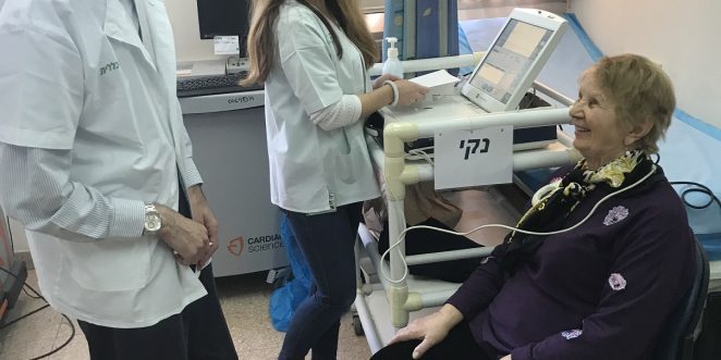 לראשי קרדיט צילום אופיר לוי קפלן כללית אלכסנדרה דזאנשוילי במהלך בדיקה במרפאת קוצבים באשדוד