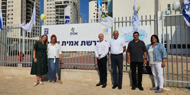 מדרשת אמית שחרי אשדוד - נקבעה מזוזה במבנה החדש 1