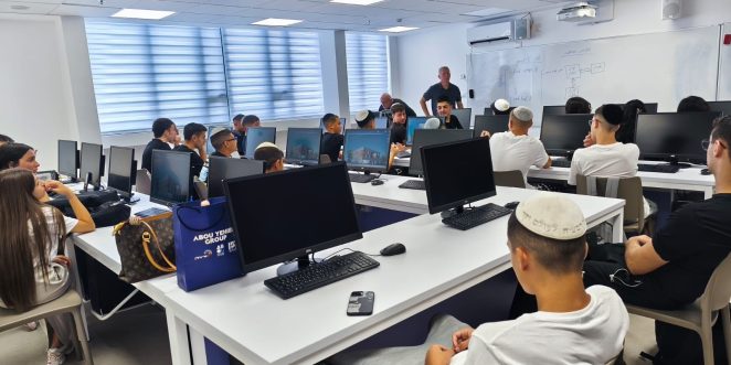 מקיף י' מגמת מכונות