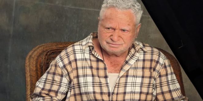 שלמה בראבא לבד בסלון-צילום שלומי אלדר